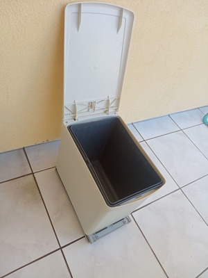 Sliding trash bin