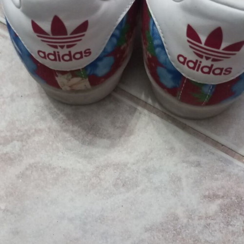 Sports shoes