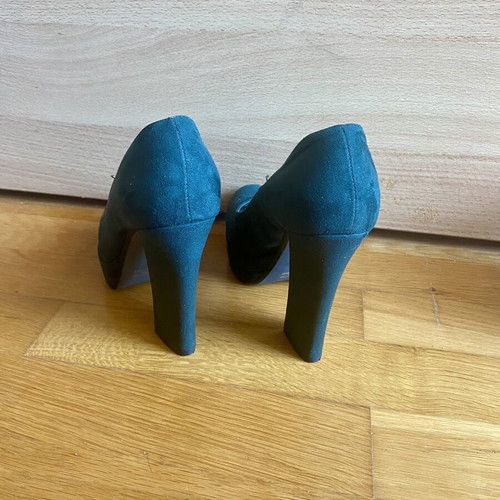 Vera Pelle high heels with turquoise suede texture
