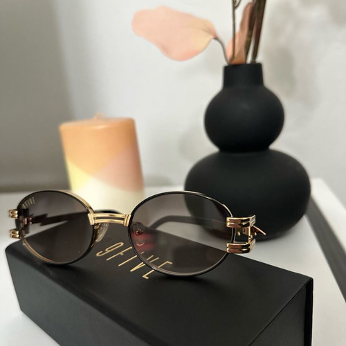 9Five sunglasses like new, black and gold