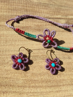 Macrame jewelry set like new with flower detail
