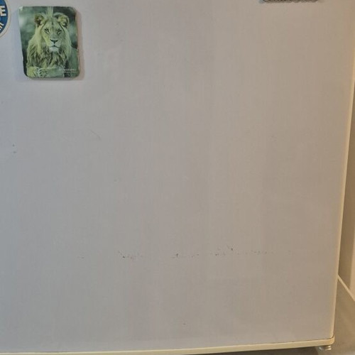 Samsung mini bar fridge like new, missing internal shelf