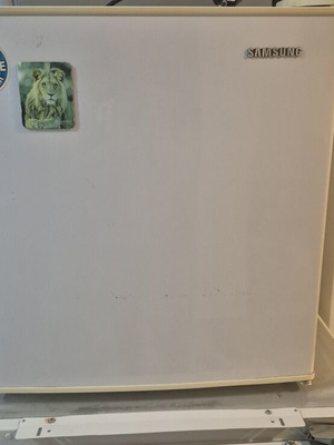 Samsung mini bar fridge like new, missing internal shelf