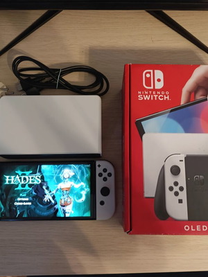 Nintendo Switch OLED 64GB с 256GB SD карта като нов