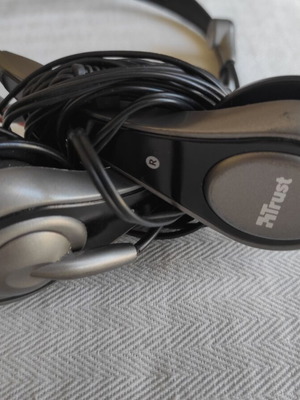 Trust wired headphones with microphone like new