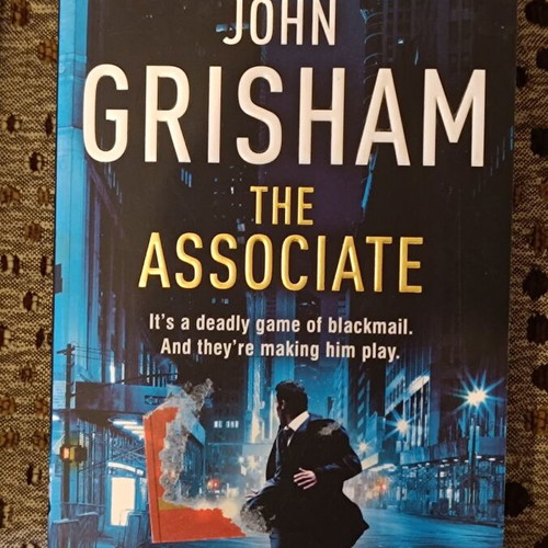 The Associate by John Grisham like new foreign language book