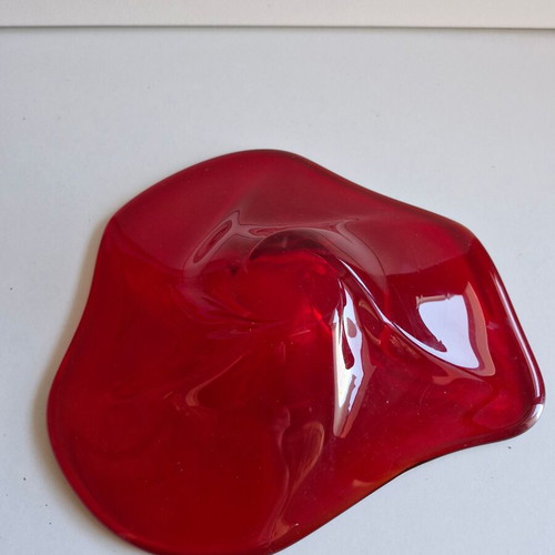 Red glass plate used, asymmetric design