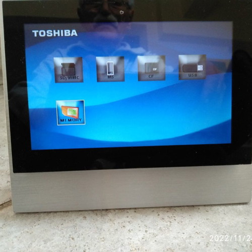 Ψηφιακή βιντεο-κορνίζα Toshiba DPF7XSE μεταχειρισμένη