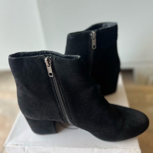 Steve Madden black suede boots size 37.5 like new