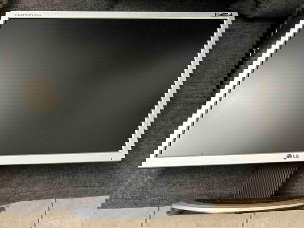 Δύο οθόνες LG Flatron 204WT-SF (με VGA και DVI)