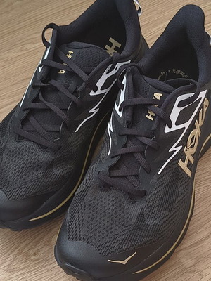 Hoka One One Challenger 8 αθλητικά παπούτσια, μαύρα και χρυσά, νούμερο 44 2/3
