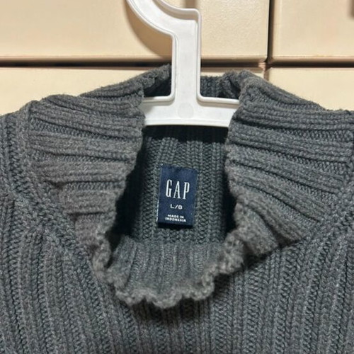 Gap sweater like new with low turtleneck gray size L