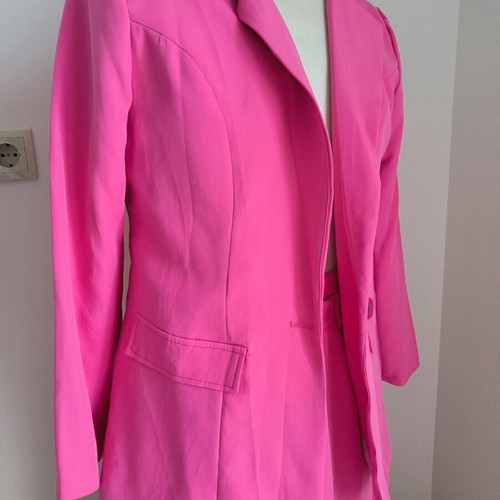 Women's fuchsia suit like new with button fastening