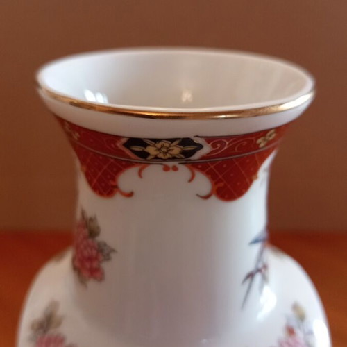 Vintage Japanese porcelain vase with bird and peony decoration, 26.5 cm