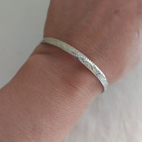 Bracelet thin and light stainless steel like new, silver color