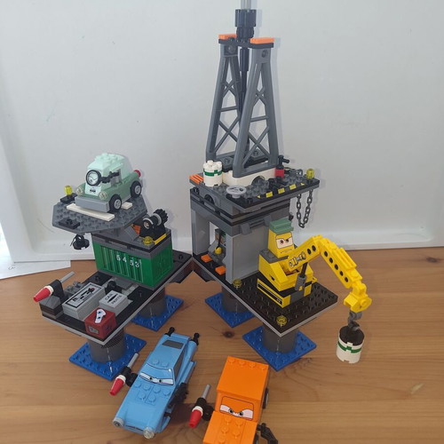 Lego Oil Rig Escape Cars 2 9486 like new, 470 pieces, complete set with 4 vehicles