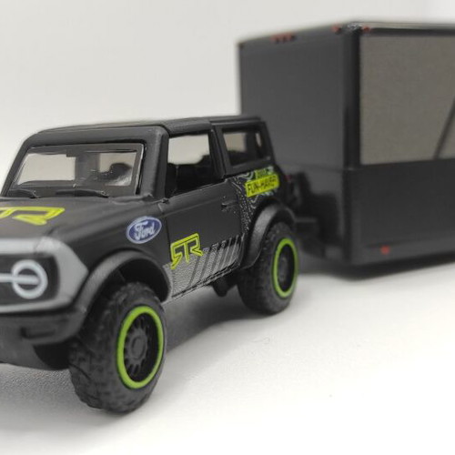 Maisto 1:64 2021 Ford Bronco with Trailer and 2015 Ford Mustang GT RTR new