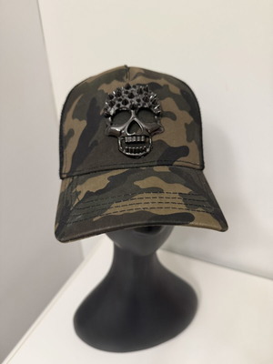 Καπέλο trucker καμουφλάζ με μεταλλικό skull και spikes