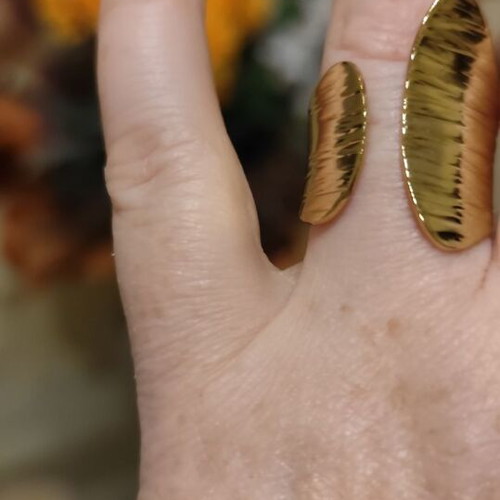 Impressive embossed ring new, gold color stainless steel