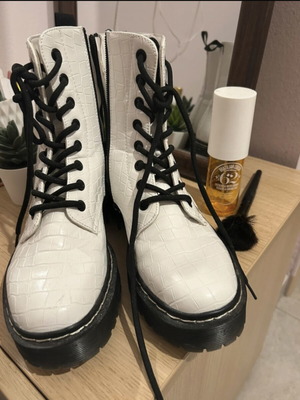 Seven women's white boots like new, size 38