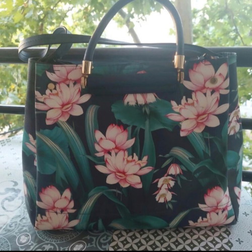 Accessorize floral large handbag with gold details and pouch, new
