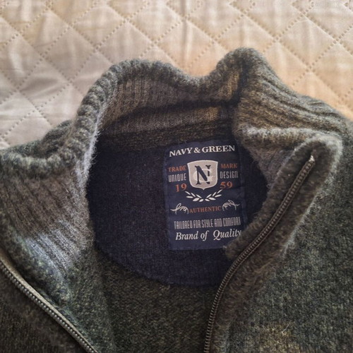 Men's wool sweater Navy and Green like new, size XL, cypress color