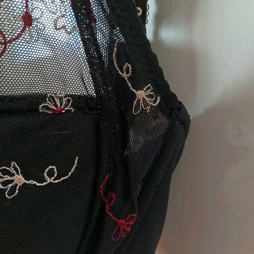 Bra with 90D padding black with embroidered flowers like new
