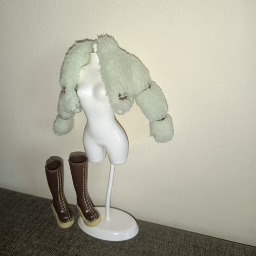 My Scene Madison Chillin’ Out accessories used fur coat and boots