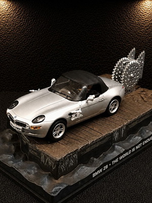 BMW Z8 The World Is Not Enough James Bond Collection 1:43 scale like new