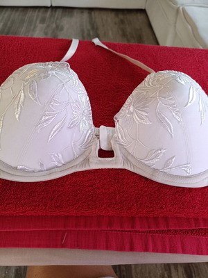 SexForm white bra like new with floral embroidery size EUR 85B