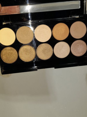 W7 eyeshadow palette with 10 earthy shades and 5 medium makeup brushes, like new