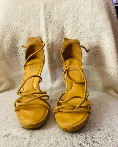Tod’s yellow suede sandals. Size EU 40