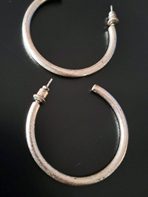 Vintage Vibe earrings used with embossed texture silver color