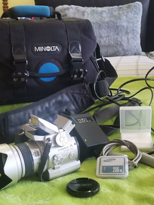 Minolta Konica DiMAGE 7i 5MP Digital Camera like new with original bag