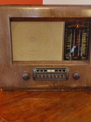 Ραδιόφωνο Bush Radio Type PB.12 μεταχειρισμένο, βρετανικό 1948 με ξύλινο καρυδιάς cabinet