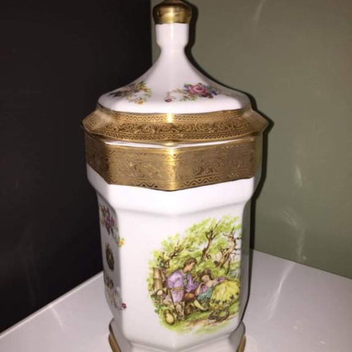 Porcelain Vase with Beautiful Design for Decoration and Storage