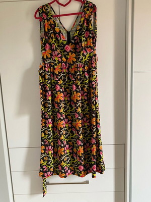 Chatón dress like new, size L, floral pattern, black