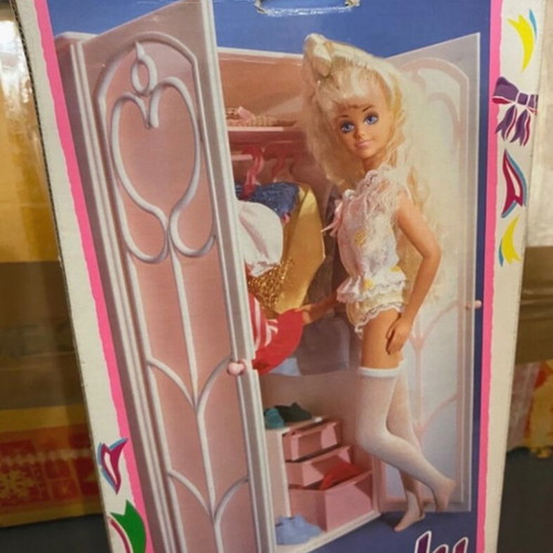 Sindy Wardrobe like new in original box