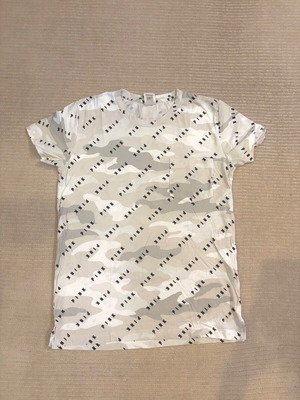 Victoria’s Secret Pink short-sleeve T-shirt new, XS with camo print