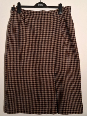 Checked skirt like new, dark brown with blue, alpha line, size L