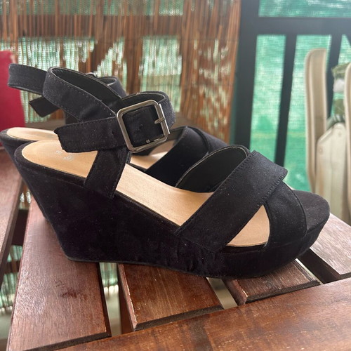 Black platform sandals like new, size 36, suede style