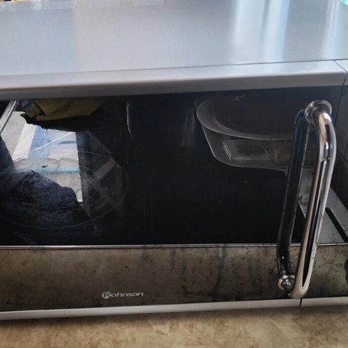 Rohnson Microwave Oven like new, fully functional