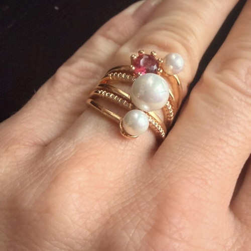 Gold ring with pearls and red stone