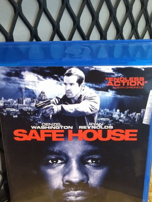 Safe House Blu-Ray like new, action adventure with subtitles