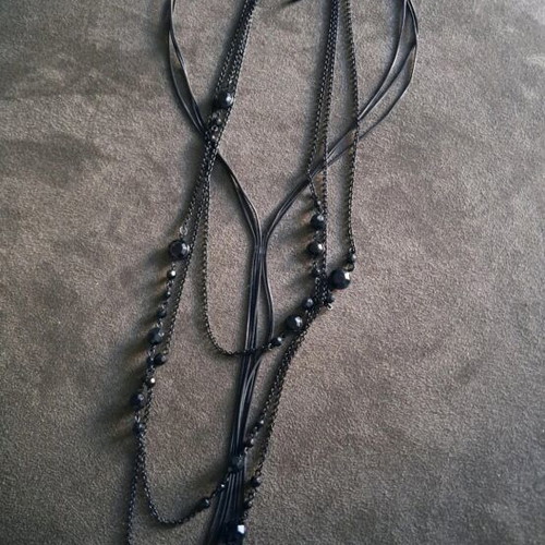 Set of 2 black necklaces like new with black stones