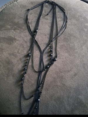 Set of 2 black necklaces like new with black stones