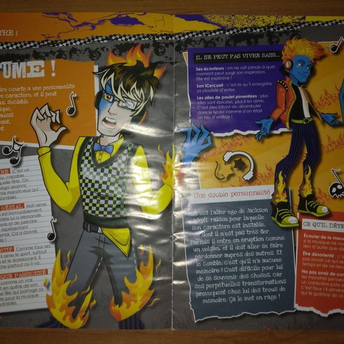 Monster High collection #18 Holt Hyde magazine with figure used