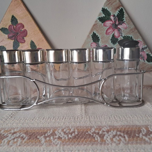 Spice rack with 6 glass jars like new