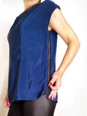 Sleeveless blouse used with side zipper, blue satin, size S