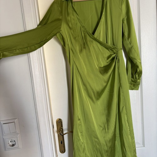 Stradivarius satin wrap-style midi dress bright green size L like new